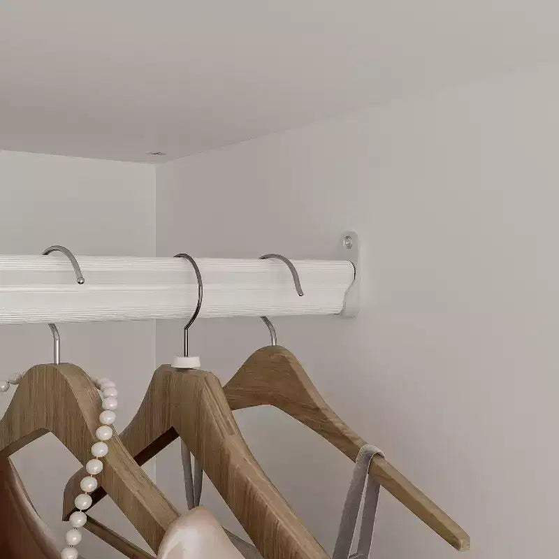 Armoire double-porte blanche minimaliste avec penderie et rangements organisés
