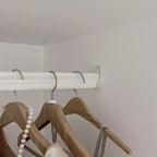 Armoire double-porte blanche minimaliste avec penderie et rangements organisés