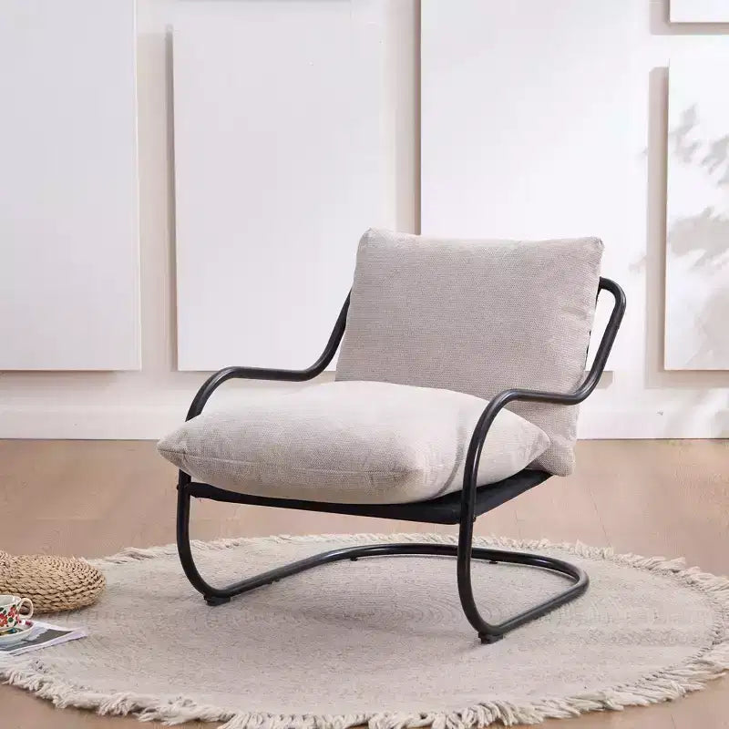 Fauteuil d'appoint incurvé moderne avec revêtement en similicuir, fauteuil de salon confortable avec cadre et coussins en métal