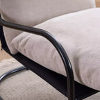 Fauteuil d'appoint incurvé moderne avec revêtement en similicuir, fauteuil de salon confortable avec cadre et coussins en métal
