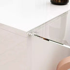 Table basse à LED blanc laqué avec rangements multi-zones, tiroir et compartiments ouverts
